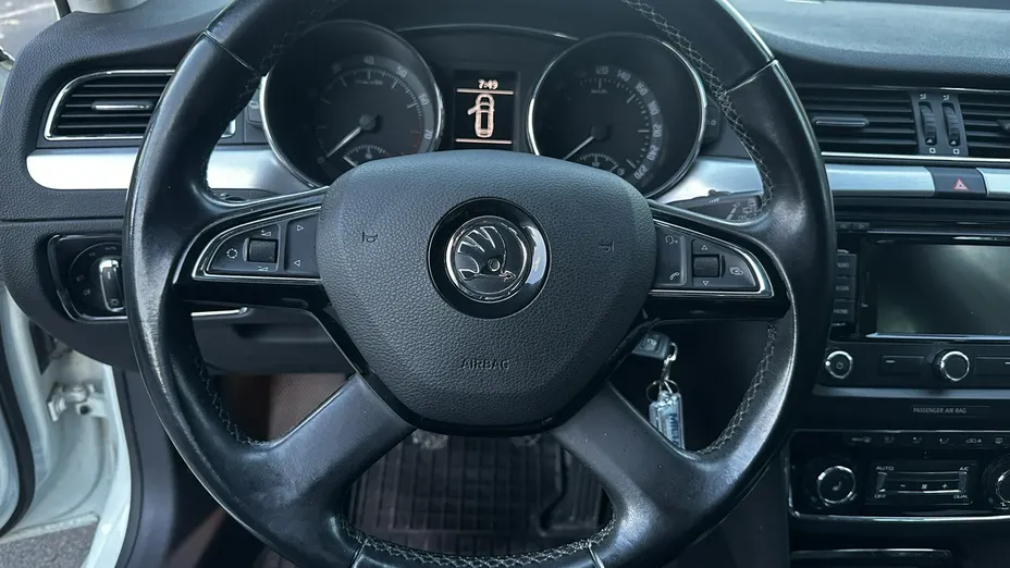 SKODA Superb -