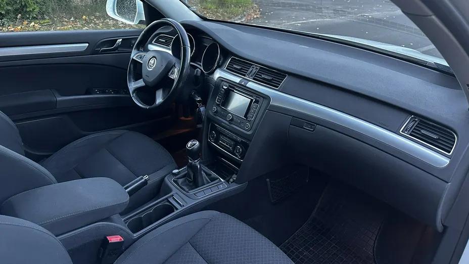 SKODA Superb -