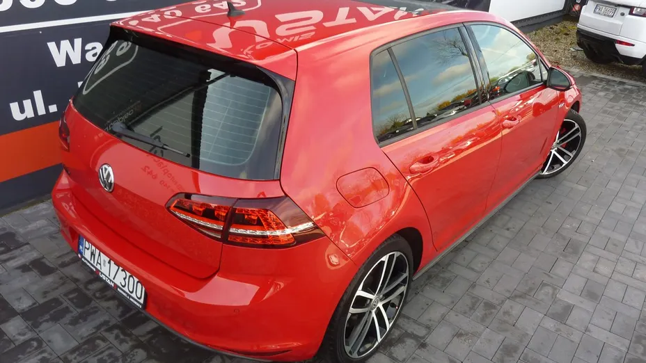 VOLKSWAGEN Golf -