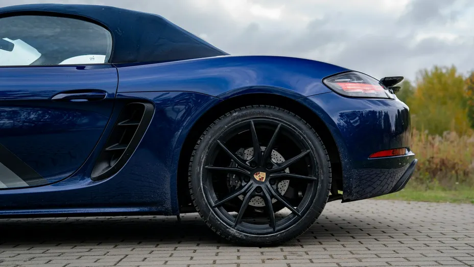 PORSCHE 718 -