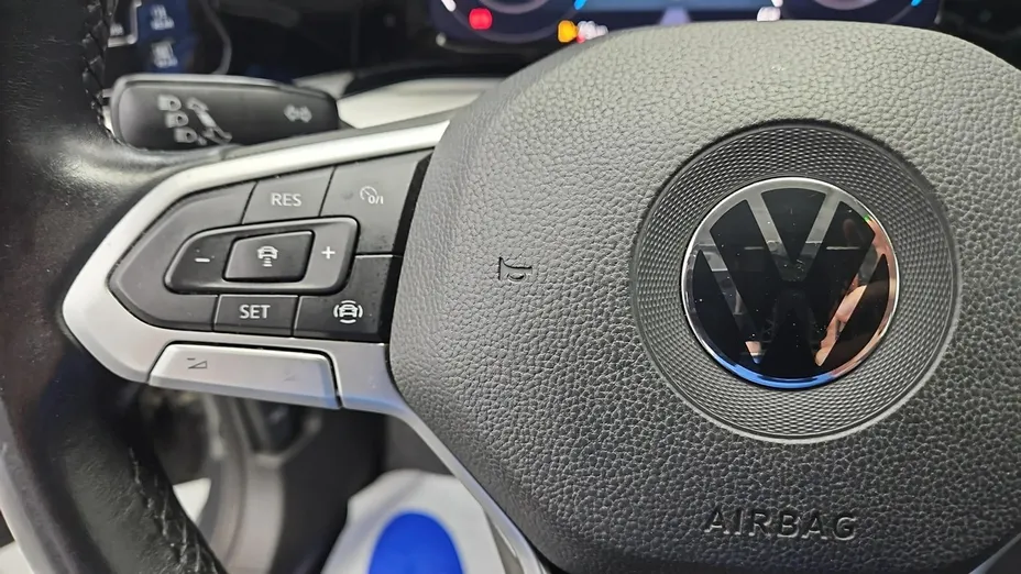 VOLKSWAGEN Golf -