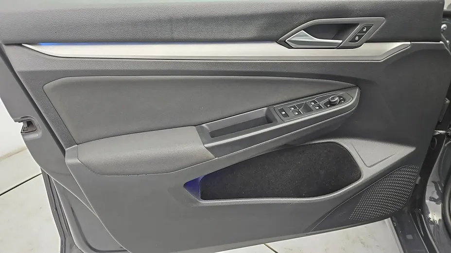 VOLKSWAGEN Golf -