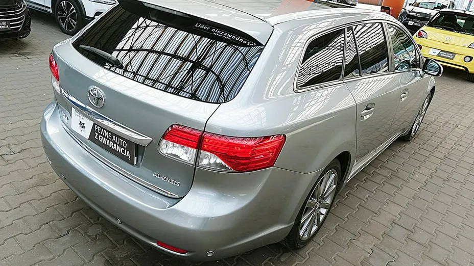 TOYOTA Avensis -