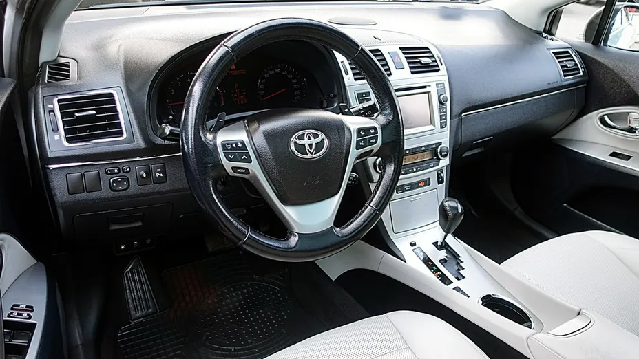 TOYOTA Avensis -