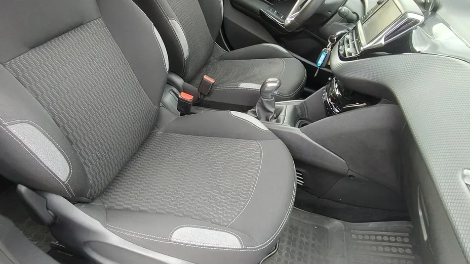 PEUGEOT 208 -