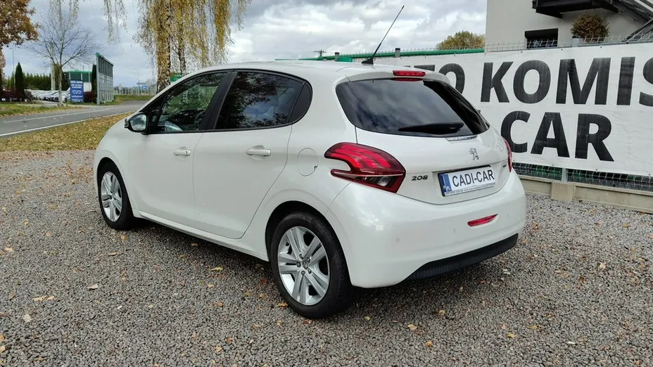 PEUGEOT 208 -