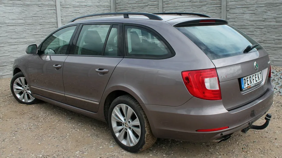 SKODA Superb -