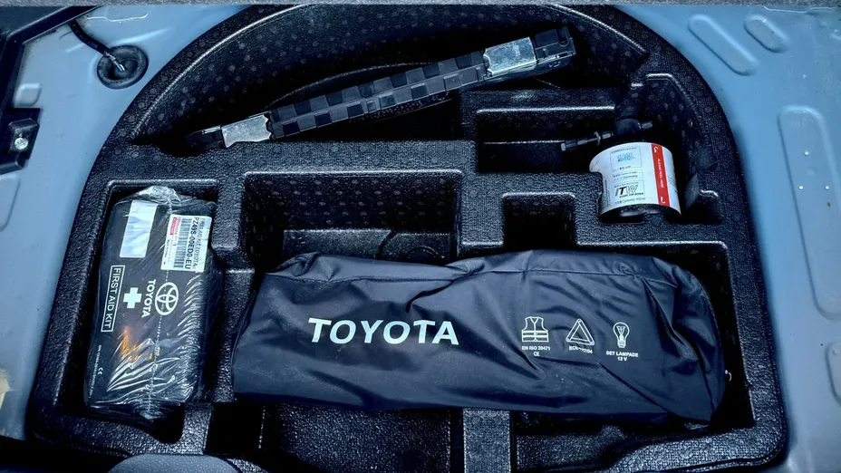 TOYOTA Yaris -