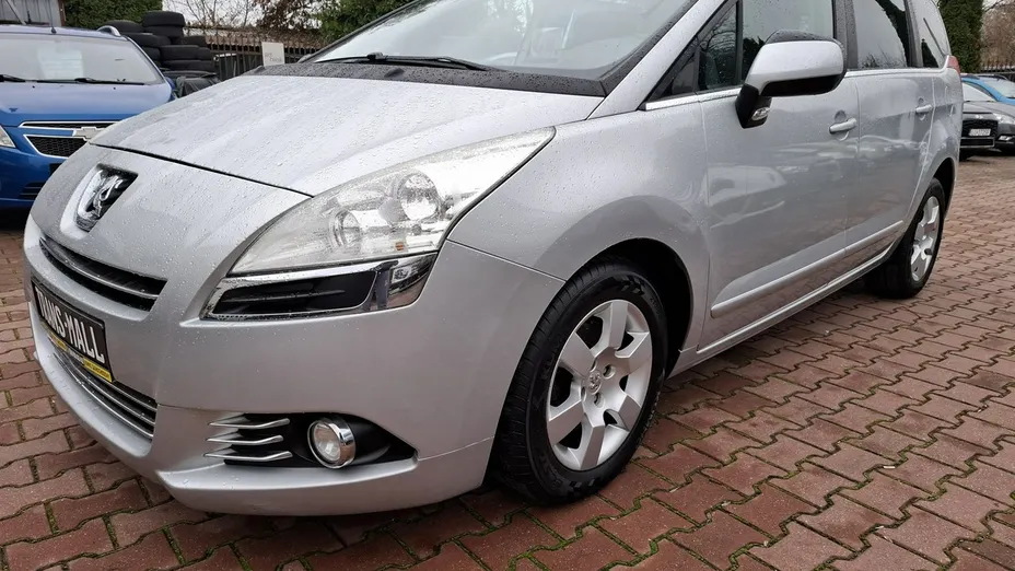 PEUGEOT 5008 -