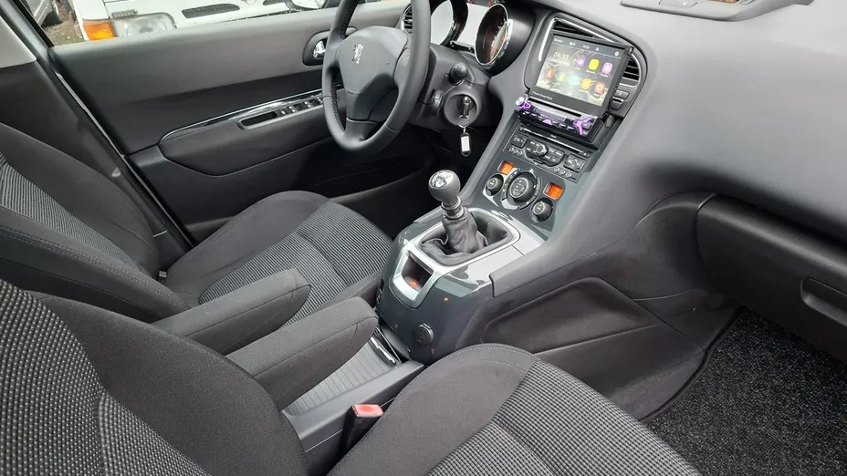 PEUGEOT 5008 -