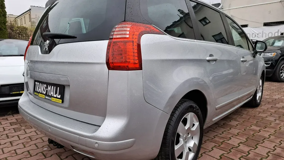 PEUGEOT 5008 -