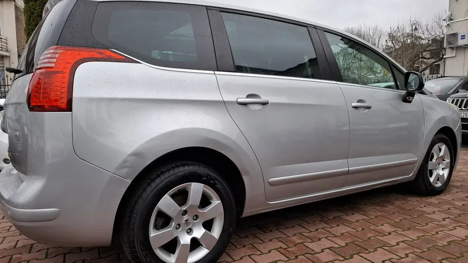 PEUGEOT 5008 -