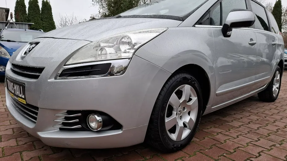 PEUGEOT 5008 -