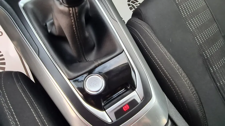 PEUGEOT 308 -
