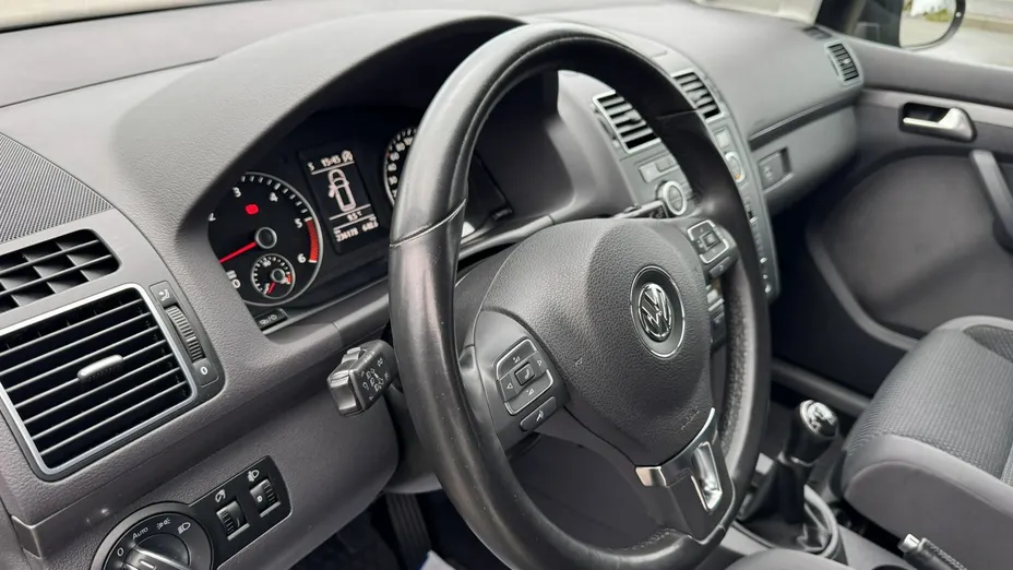 VOLKSWAGEN Touran -