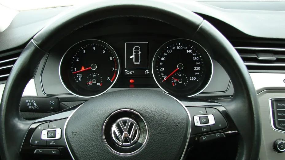 VOLKSWAGEN Passat -