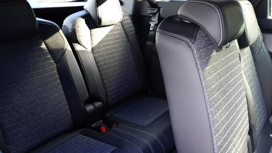 PEUGEOT 5008 -