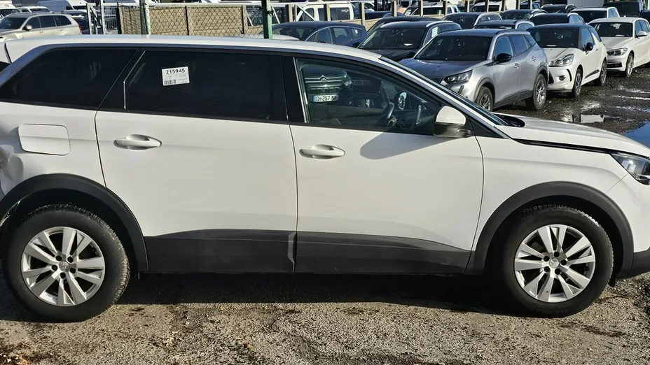 PEUGEOT 5008 -