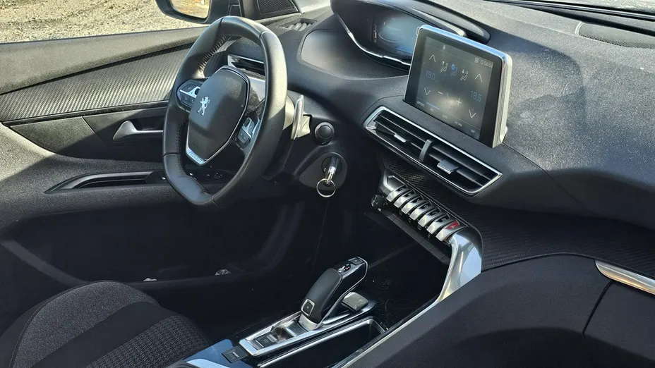 PEUGEOT 5008 -