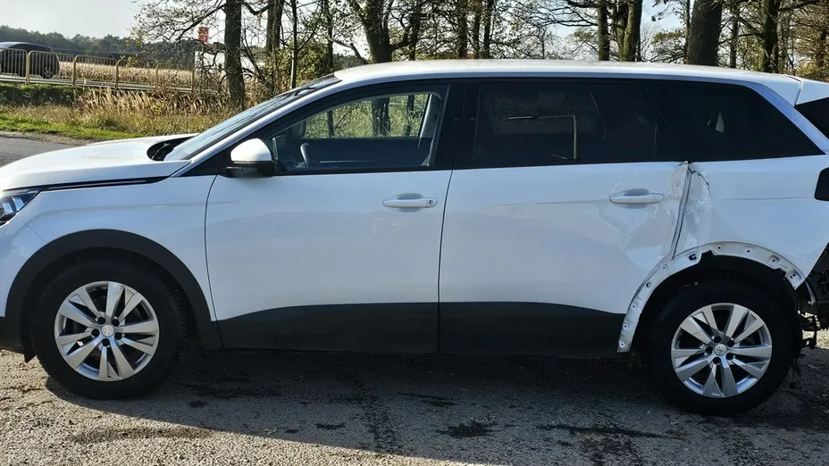 PEUGEOT 5008 -