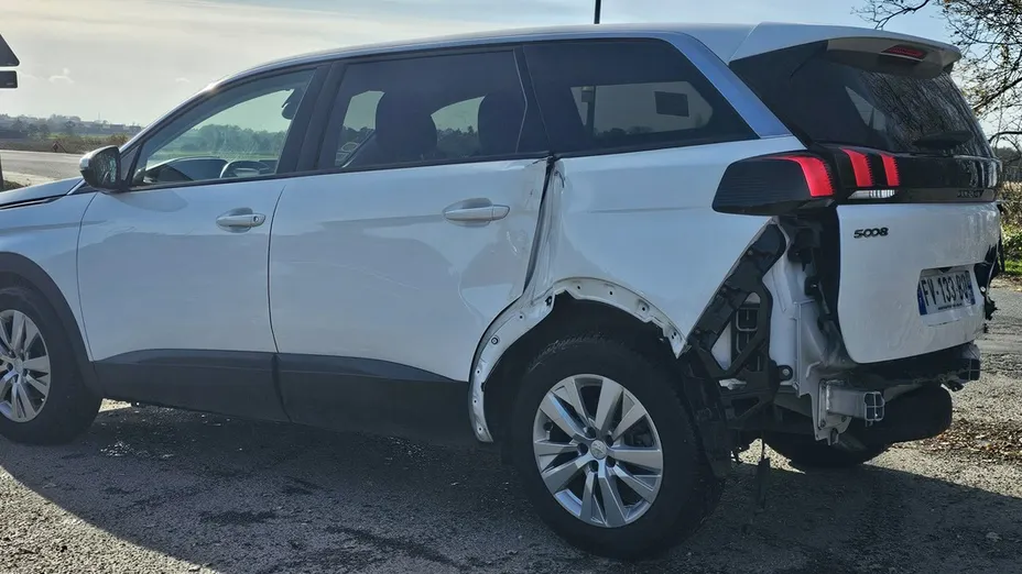 PEUGEOT 5008 -