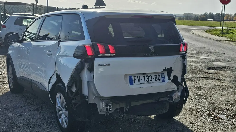 PEUGEOT 5008 -