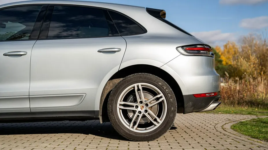 PORSCHE Macan -