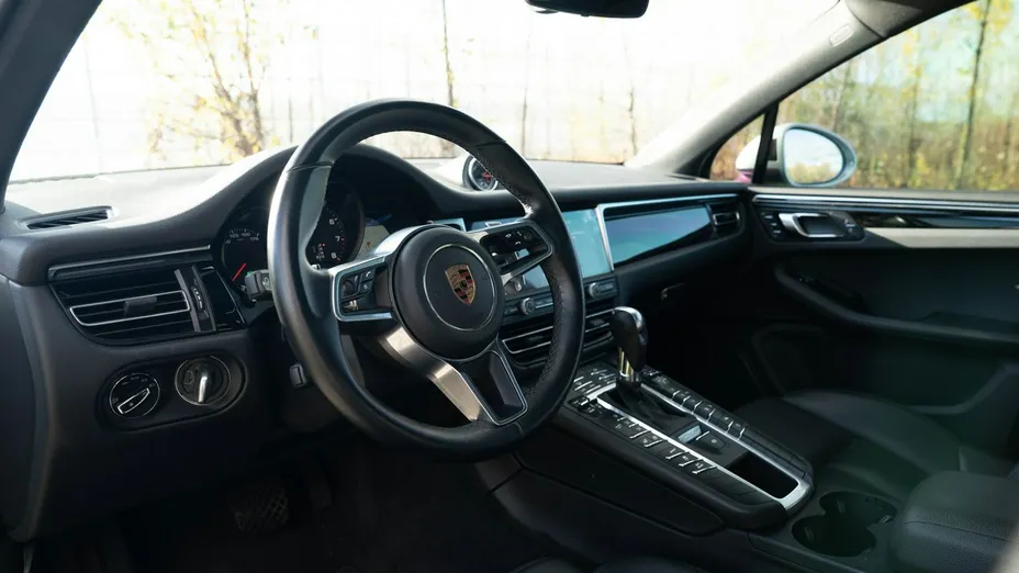 PORSCHE Macan -