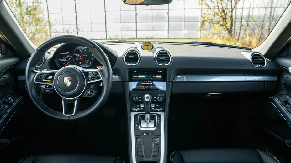 PORSCHE 718 -