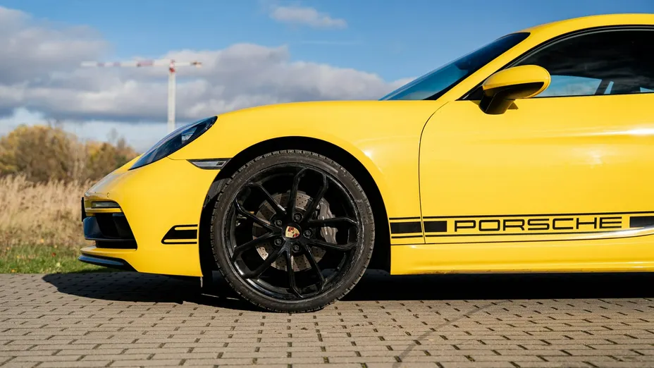 PORSCHE 718 -