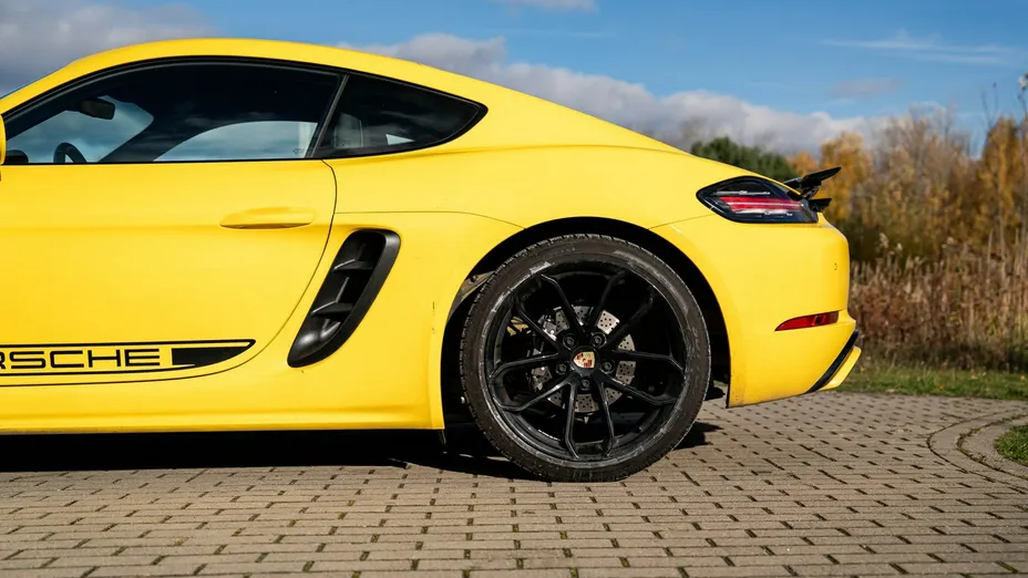 PORSCHE 718 -
