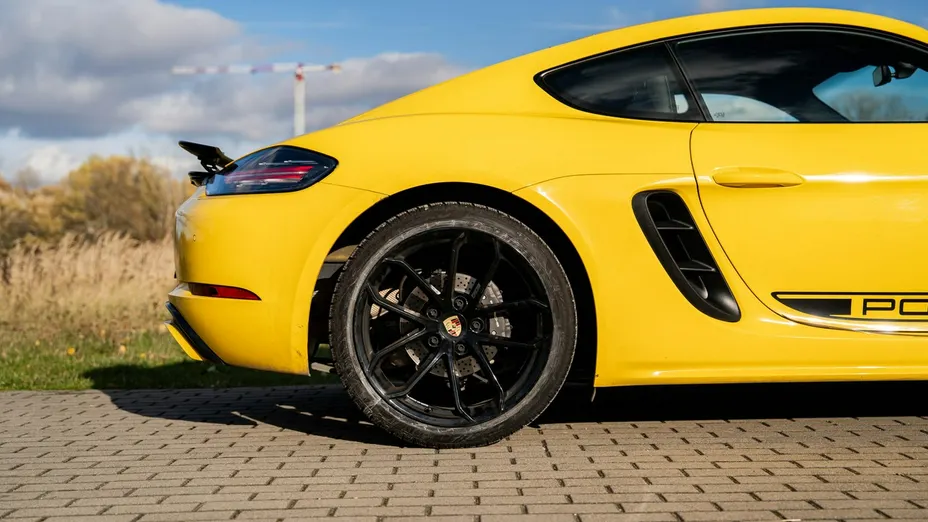 PORSCHE 718 -