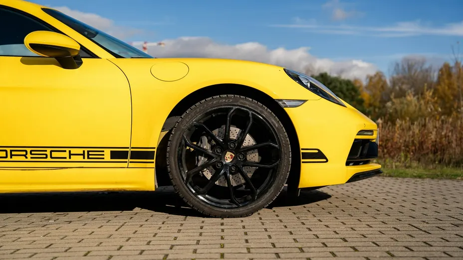 PORSCHE 718 -