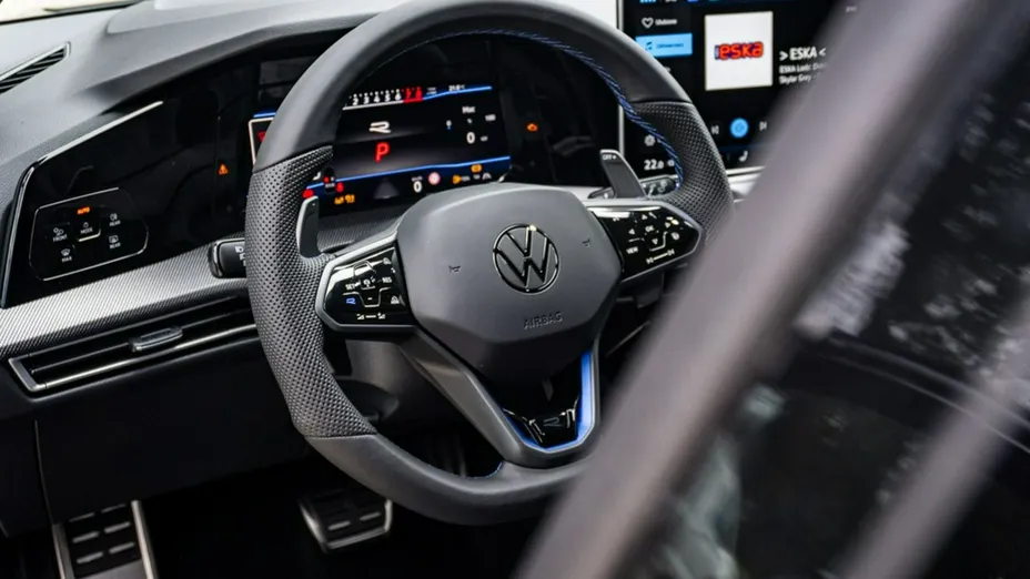 VOLKSWAGEN Golf -