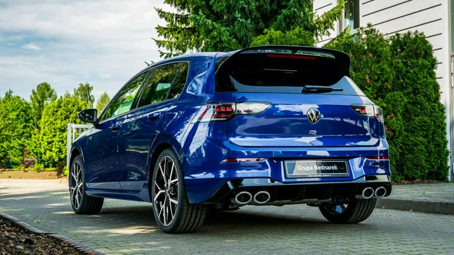 VOLKSWAGEN Golf -