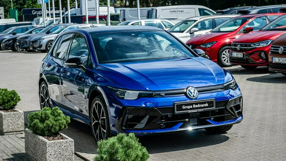 VOLKSWAGEN Golf -