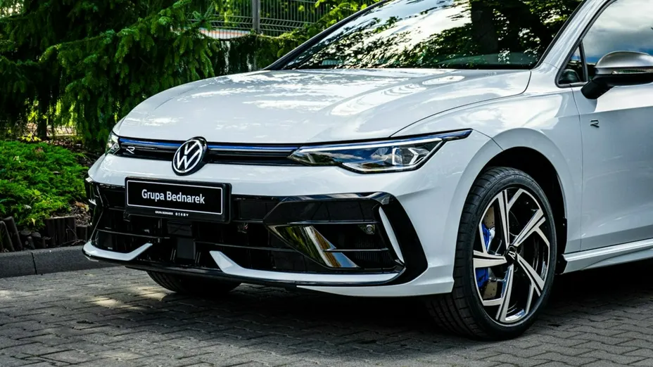 VOLKSWAGEN Golf -