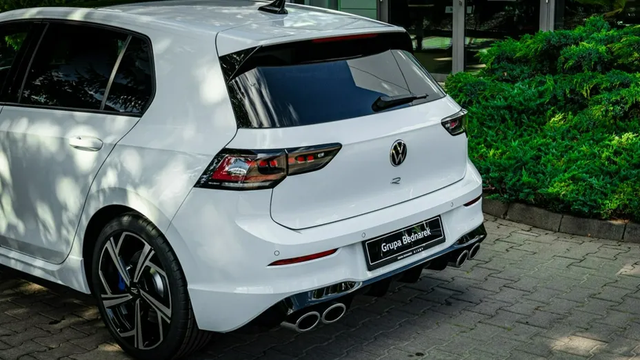 VOLKSWAGEN Golf -