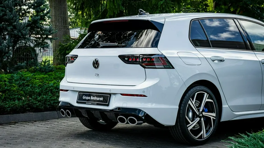 VOLKSWAGEN Golf -