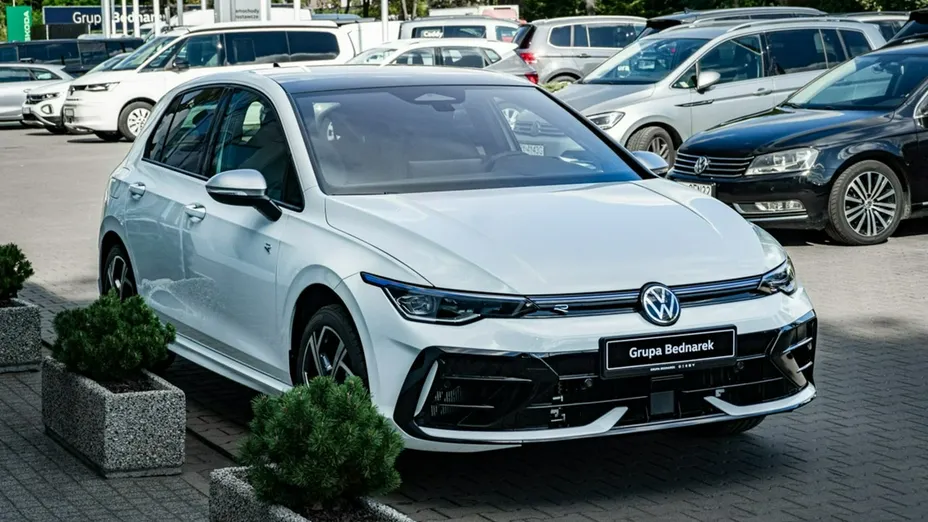 VOLKSWAGEN Golf -