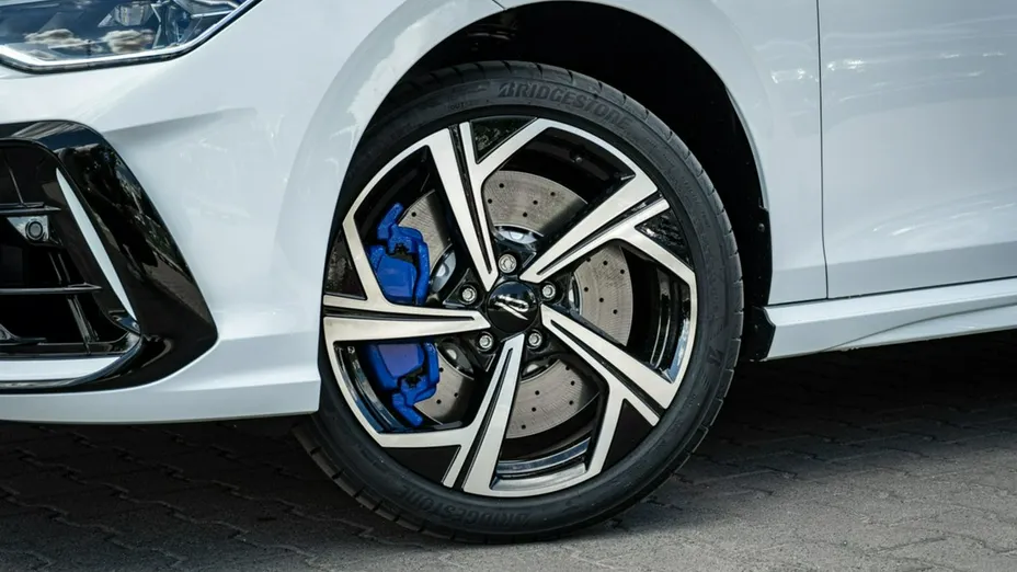 VOLKSWAGEN Golf -