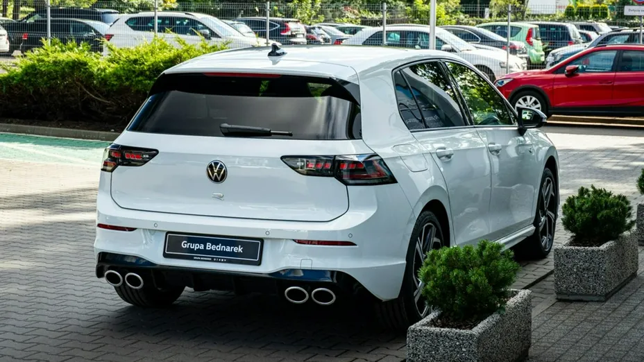 VOLKSWAGEN Golf -