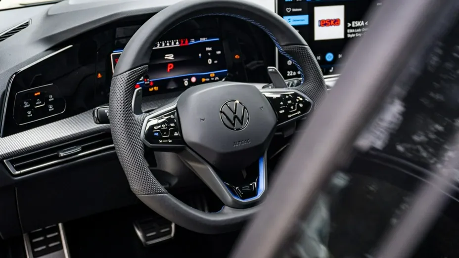 VOLKSWAGEN Golf -