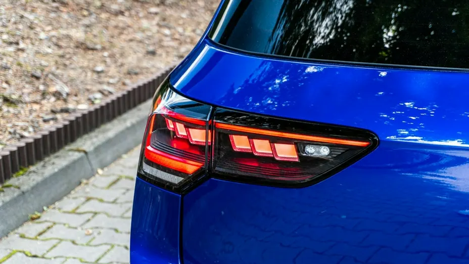 VOLKSWAGEN Golf -