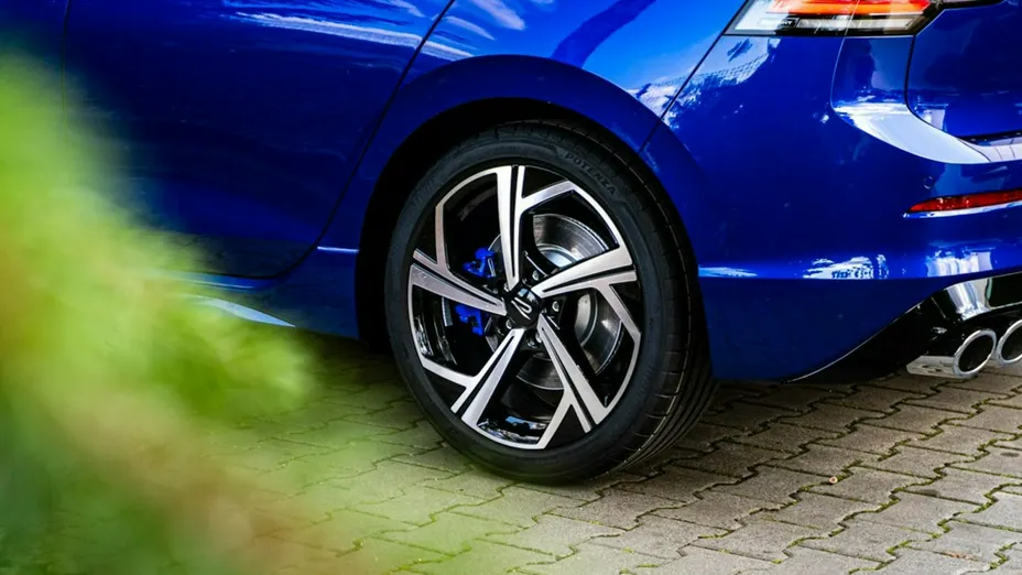 VOLKSWAGEN Golf -
