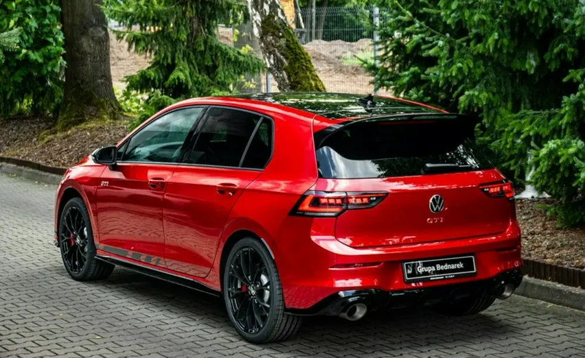 VOLKSWAGEN Golf -