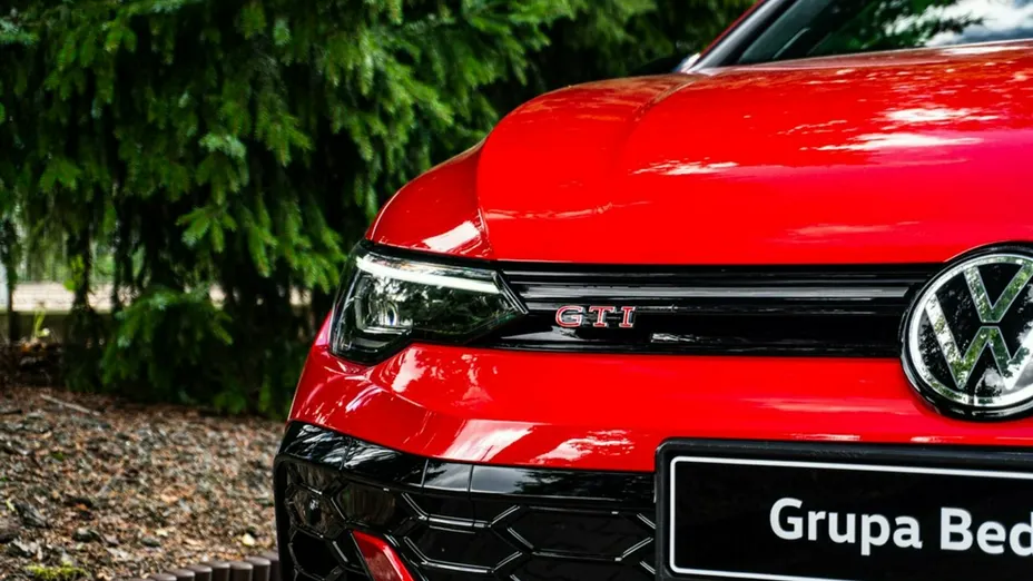 VOLKSWAGEN Golf -