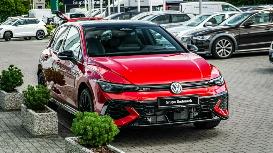 VOLKSWAGEN Golf -