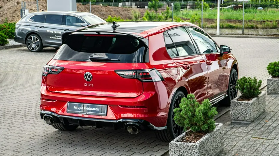 VOLKSWAGEN Golf -