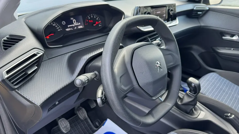 PEUGEOT 208 -
